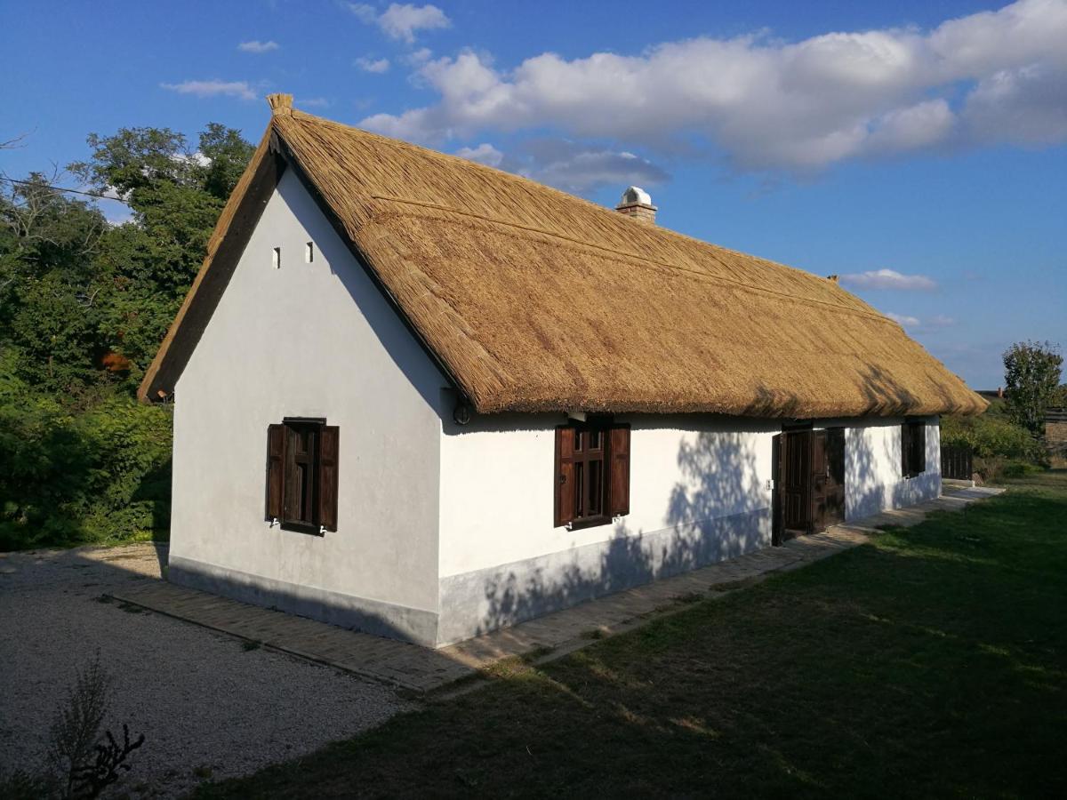 Villa Hét Fenyő Vendégház / Seven Pines Holiday House Sukoró Exterior foto